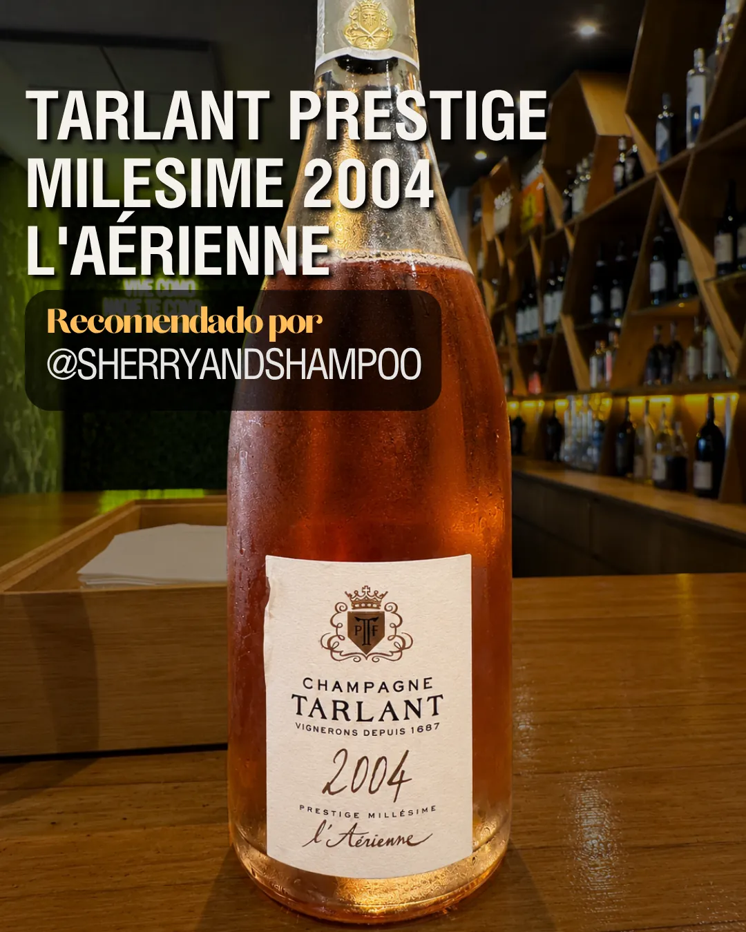 Botella de Champagne Tarlant Prestige Milesime 2004 L'Aérienne en una barra iluminada, recomendada por Sherry and Shampoo